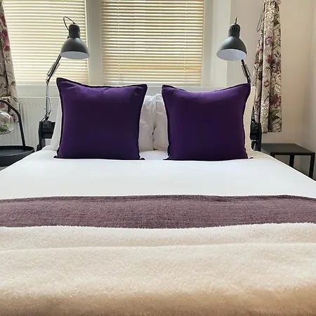 Located Two Bedroom Apartment Bristol