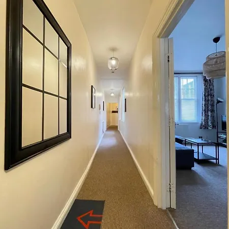 Located Two Bedroom * 布里斯托