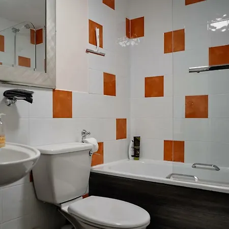 Located Two Bedroom 公寓 *