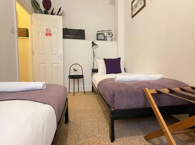 Located Two Bedroom * Bristol