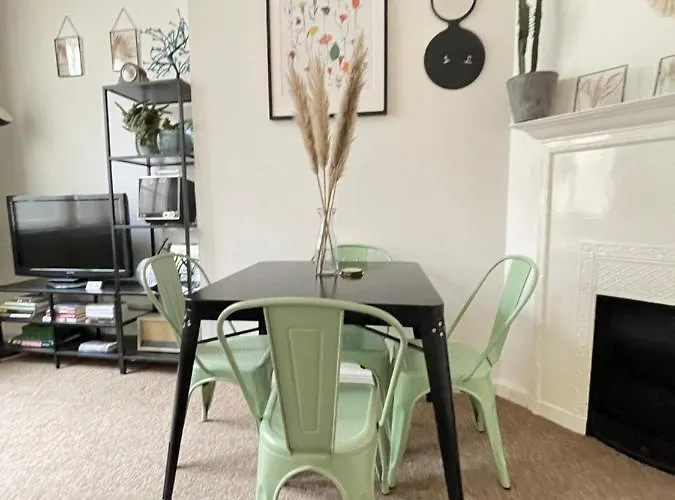 Located Two Bedroom Apartamento *