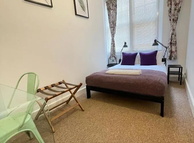 Located Two Bedroom Apartamento *