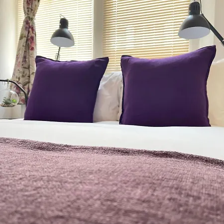 Located Two Bedroom Apartment Bristol
