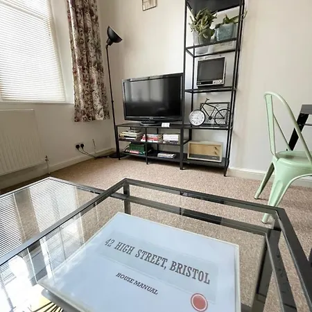 Located Two Bedroom Apartment Bristol