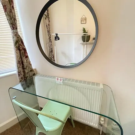 Located Two Bedroom * Bristol