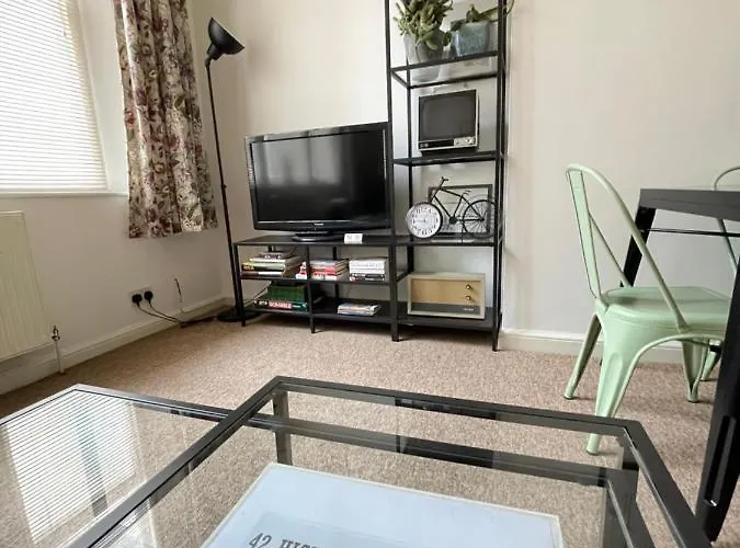 Located Two Bedroom Бристоль