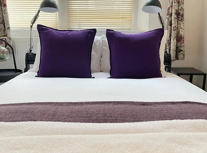 Located Two Bedroom Апартаменти Бристоль