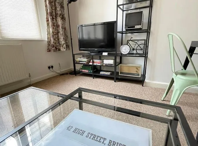 Located Two Bedroom Апартаменти Бристоль