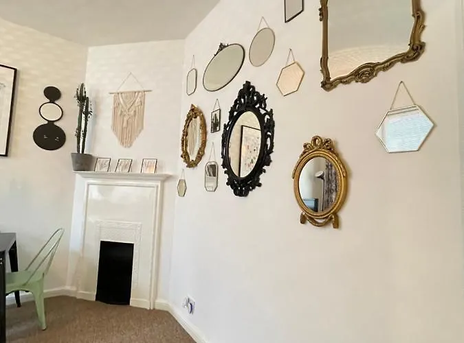 Located Two Bedroom Апартаменти